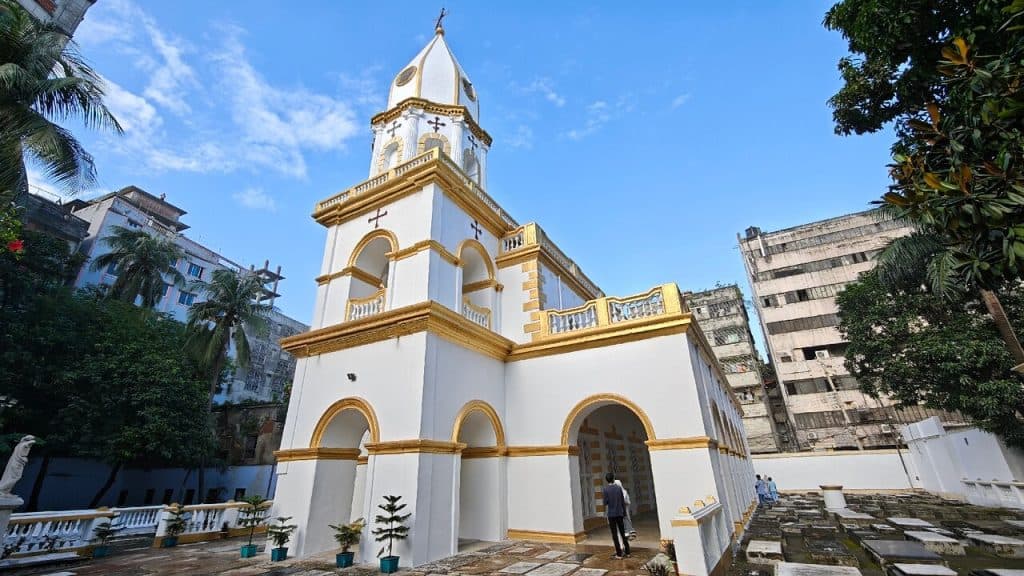 Hussaini Dalan Tour in Bangladesh with a knowledgeable local guide